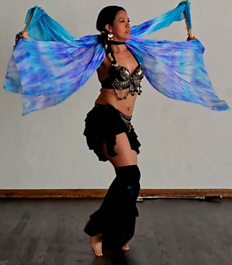 Azteca Dance Der aztekische Tanz ist ein traditioneller Tanz der aztekischen Kultur, der aus prähispanischer Zeit stammt. In ihm wird den Elementen Natur, Feuer, Wasser, Luft und Erde Tribut gezollt. Er war eine Form der Gabe, die es ermöglichte mit den Gottheiten in Kontakt zu treten, die sich in der Natur manifestierten. Im vorspanischen Mexiko war der Tanz ein wesentlicher Bestandteil des Ritualsystems durch den eine direkte Beziehung zwischen Mensch-Gesellschaft-Gott und Natur erfahren wurde.Der aztekische Tanz hatte einen kosmischen Sinn. Er repräsentierte nicht nur die Bewegung des Universums, sondern es wurde auch angenommen, dass das Universum durch Tanzen in Bewegung bleibt. Ausserdem, war er ein zentraler Bestandteil der "magischen" Rituale, da er für die Azteken ein Mittel war,  die Gunst der Götter zu erlangen.Die Azteca Dance Fusion Feuershow wird von aufsehenerregenden Feuerfächern begleitet.
