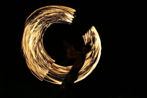 Durch seine jahrelangen Erfahrungen als Club Performance Artist, hat Mad die eine oder andere spektakuläre Animation mit Feuer, Winkelschleifern oder Licht in Petto.​Mad Lane kombiniert verschiedene Elemente aus der Feuerjonglage wie Pois, Seile, Fächer und Feuerstäbe. Spektakulär anzusehen sind auch seine Funkenpois, die atemberaubende Flammenbilder in den Nachthimmel zaubern. 