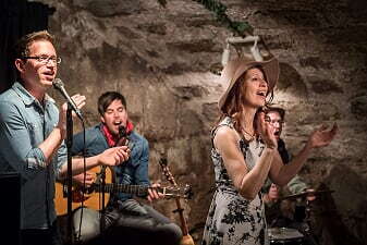 
Jill’s Well zaubern Folk Pop mit Charme und Leidenschaft auf die Bühne. Ihr Repertoire aus eigenen Songs in Berner Mundart, angereichert mit vielen bekannten Hits von Lady Antebellum, Keith Urban, James Bay, Ed Sheeran u.a. garantieren ein mitreissendes musikalisches Erlebnis.