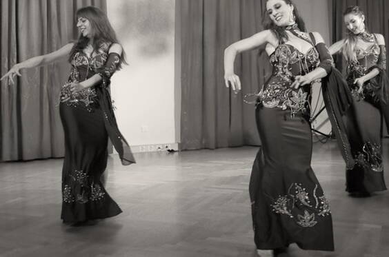 Vom ersten bis zum letzten Klang dieser orientalischen Tanzshow werden Sie und Ihre Gäste garantiert auf Anhieb dem Zauber aus 1001 Nacht verfallen. Für diese facettenreiche, auf Kundenwünsche angepasste orientalische Tanzshow, kann die Solokünstlerin Mirjam, aber auch ein Duett oder eine Gruppenformation von bis zu fünf professionellen und erfahrenen Bauchtänzerinnen gebucht werden. Die orientalischen Darbietungen bieten diverse Highlights für Ihren Anlass und können individuell nach Absprache zusammengestellt werden. 