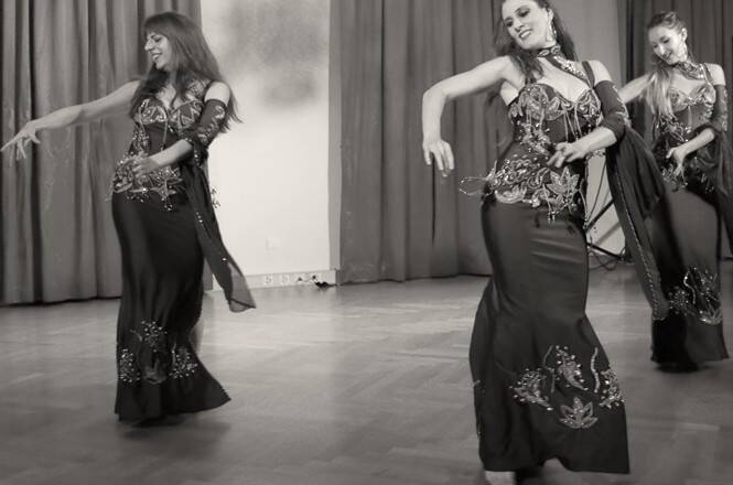 Vom ersten bis zum letzten Klang dieser orientalischen Tanzshow werden Sie und Ihre Gäste garantiert auf Anhieb dem Zauber aus 1001 Nacht verfallen. Für diese facettenreiche, auf Kundenwünsche angepasste orientalische Tanzshow, kann die Solokünstlerin Mirjam, aber auch ein Duett oder eine Gruppenformation von bis zu fünf professionellen und erfahrenen Bauchtänzerinnen gebucht werden. Die orientalischen Darbietungen bieten diverse Highlights für Ihren Anlass und können individuell nach Absprache zusammengestellt werden. 