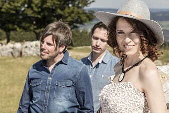 Jill’s Well – die Folk Pop Coverband
Jill’s Well zaubern Folk Pop mit Charme und Leidenschaft auf die Bühne. Ihr Repertoire aus eigenen Songs in Berner Mundart, angereichert mit vielen bekannten Hits von Lady Antebellum, Keith Urban, James Bay, Ed Sheeran u.a. garantieren ein mitreissendes musikalisches Erlebnis.
Jill’s Well ist rund um die Sängerin Jackie Leuenberger entstanden. Mit 18 gewann die gebürtige Burgdorferin den regionalen Talentwettbewerb und liess sich in Kanada B.C. in Songwriting und Gesang ausbilden. Fünf Alben hat die Sängerin veröffentlicht und mit bekannten Künstlern wie George (Seeland), Ritschi, Häni, Hanery Ammann, Söhne Mannheim Pianist Florian Sitzmann u.a. gearbeitet. Zuletzt erschien das Album „Meilewyt“.