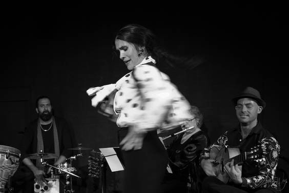 Mit dem Quartett Küffer-Perrin-Schiavano-Gigena haben sich vier musikalische Persönlichkeiten mit unterschiedlicher Herkunft - sowohl geografisch als auch musikalisch – gefunden. Gemeinsam vereinen sie ihre Kräfte und teilen ihre Improvisations- und Interpretationsfreude auf einer Spielwiese der Flamenco- Kompositionen des Gitarristen Nick Perrin. Flamenco, Jazz, Klassik und Lateinamerikanische Musik, Emmental, Val de Travers, Lecce und Buenos Aires verschmelzen so zu einer neuen Welt.