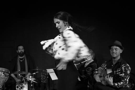Mit dem Quartett Küffer-Perrin-Schiavano-Gigena haben sich vier musikalische Persönlichkeiten mit unterschiedlicher Herkunft - sowohl geografisch als auch musikalisch – gefunden. Gemeinsam vereinen sie ihre Kräfte und teilen ihre Improvisations- und Interpretationsfreude auf einer Spielwiese der Flamenco- Kompositionen des Gitarristen Nick Perrin. Flamenco, Jazz, Klassik und Lateinamerikanische Musik, Emmental, Val de Travers, Lecce und Buenos Aires verschmelzen so zu einer neuen Welt.