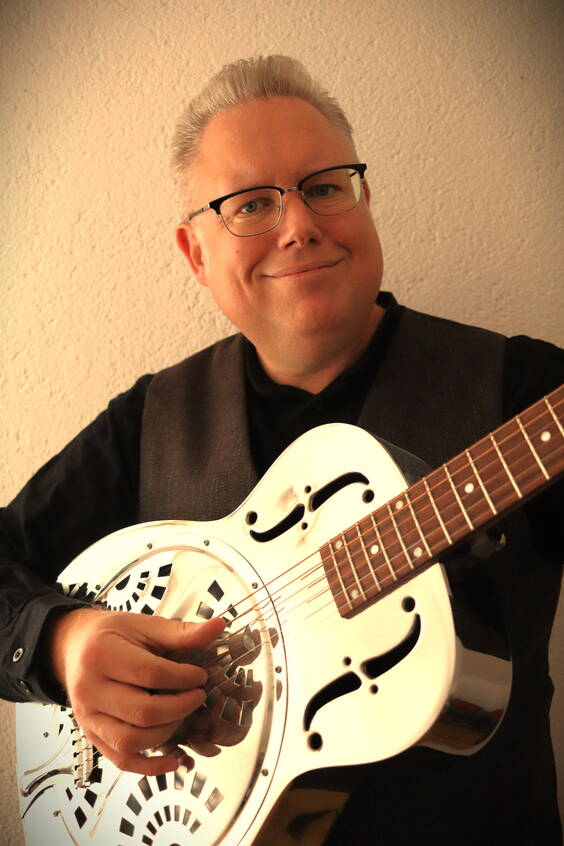 Live performance of Acoustic American Roots and Folk Music from the 1920s to the 1950s or „From the beginning of the prohibition to the day the music died”.