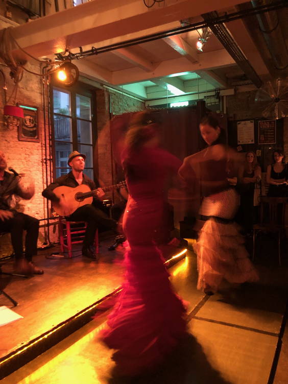 Flamencokonzert mit Tanz
Buchbar vom Trio bis Septett. Gitarre, Gesang/Flöte/Geige, 1- 2 Tänzerinnen, Bass, Perkussion;
je nach Bedürfnis stellen wir das passende „Cuadro“ für ein ganzes Konzertprogramm oder kürzere Showeinlagen zusammen.