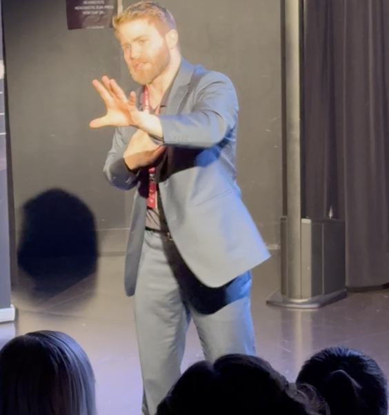 Elijah ist ausgebildeter Schauspieler und absolvierte seine Ausbildung u.a. beim Giles Foreman Acting Studio London, der Groundlings School L.A. USA und beim Jesse Tischler Studio in Zürich. Zur Finanzierung seines Schauspielbusiness und seiner Produktionsfirma Knight TV GmbH,  studierte er parallel Wirtschaft an der Univesität St. Gallen (M.A. HSG) (oder wie er sie nennt, HSG = Hochschule Schauspiel Gallen ;)
