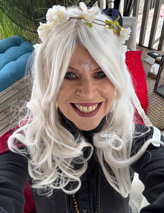 Plötzlich wollen die anderen sich dann auch die Karten Legen lassen. Wir haben schon einige male erlebt das Gäste der Hellseherin Irina nach einem Auftritt noch nachgesprungen sind nur weil Sie sich die Karten auch noch legen lassen wollten. 