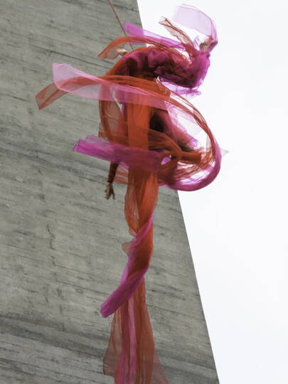Angaben zu den Vertical Dance Angeboten von Rebekka GatherVertical Dance ist eine Disziplin bei der die Tänzerinnen im Klettergurt an verschiedenen Wänden, Gebäuden, hohen Innenräumen, Bäumen oder Felsen tanzen. 
