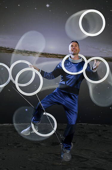 NEU: MOON Galaktisch - 5 Min.Criselly katapultiert das Publikum ins Universum. Sonne, Mond und Sterne drehen sich um den Astronauten. Jonglier-Utensilien fliegen in alle Himmelsrichtungen, so dass wir nicht mehr wissen, wo uns der Kopf steht. Hier geht es ab wie die Rakete.Für diese Show entwickelte Jongleur Criselly seine einzigartigen Jonglier-Pendel.