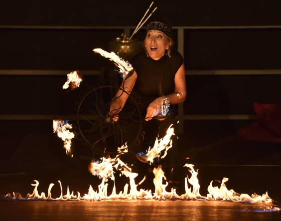 Atemberaubende & tänzerische Feuershows – Fabienne entfacht MagieLassen Sie den Funken überspringen mit einer feurigen Einlage von Fabienne. Wer die Wärme einer Feuershow gespürt und die Funken hat fliegen sehen, versteht sofort, warum ihre Darbietungen das Publikum in den Bann ziehen. Fabiennes Feuershows sind als Solo‑Performance oder mit mehreren Artisten buchbar.Die Kunst des Feuers – kraftvoll, tänzerisch, faszinierendEine Feuershow von Fabienne vereint Elemente aus Jonglage, Schwing‑ und Wurftechniken sowie einer Vielzahl von Feuerrequisiten: Fackeln, Stäbe, Poi, Fächer, Feuerseile, Springseile, pyrotechnische Effekte.Spezialeffekte sorgen für Spannung, artistische Einlagen für Staunen. Mit passender Musik untermalt und tänzerisch präzise präsentiert, wird das Element Feuer zu einem imposanten Gesamterlebnis. Eine Feuershow eignet sich ideal als Höhepunkt oder atmosphärische Zwischeneinlage für jeden Anlass.Orientalischer Tanz & Schlangentanz – Exotik & EleganzDie Feuershow lässt sich ideal mit Fabiennes Orientalischem Tanz und ihrem Schlangentanz kombinieren. Als ausgebildete Schlangentänzerin entführt sie das Publikum mit orientalisch‑exotischem Charme in die Zauberwelt aus 1001 Nacht.