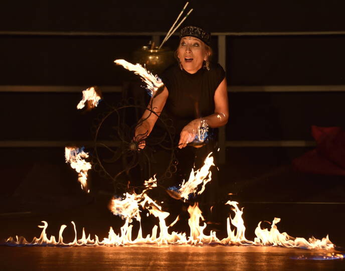 Atemberaubende & tänzerische Feuershows – Fabienne entfacht MagieLassen Sie den Funken überspringen mit einer feurigen Einlage von Fabienne. Wer die Wärme einer Feuershow gespürt und die Funken hat fliegen sehen, versteht sofort, warum ihre Darbietungen das Publikum in den Bann ziehen. Fabiennes Feuershows sind als Solo‑Performance oder mit mehreren Artisten buchbar.Die Kunst des Feuers – kraftvoll, tänzerisch, faszinierendEine Feuershow von Fabienne vereint Elemente aus Jonglage, Schwing‑ und Wurftechniken sowie einer Vielzahl von Feuerrequisiten: Fackeln, Stäbe, Poi, Fächer, Feuerseile, Springseile, pyrotechnische Effekte.Spezialeffekte sorgen für Spannung, artistische Einlagen für Staunen. Mit passender Musik untermalt und tänzerisch präzise präsentiert, wird das Element Feuer zu einem imposanten Gesamterlebnis. Eine Feuershow eignet sich ideal als Höhepunkt oder atmosphärische Zwischeneinlage für jeden Anlass.Orientalischer Tanz & Schlangentanz – Exotik & EleganzDie Feuershow lässt sich ideal mit Fabiennes Orientalischem Tanz und ihrem Schlangentanz kombinieren. Als ausgebildete Schlangentänzerin entführt sie das Publikum mit orientalisch‑exotischem Charme in die Zauberwelt aus 1001 Nacht.