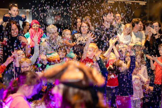 Seifenblasen sind ihre Leidenschaft, die sie seit vielen Jahren auf Bühnen, an Events und privaten Anlässen zelebriert. 