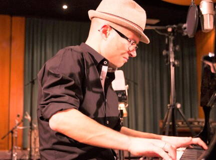 Christof Waibel steuert eine röhrende Orgel, ein klimperndes Blues Piano und seine bluesige Stimme bei.