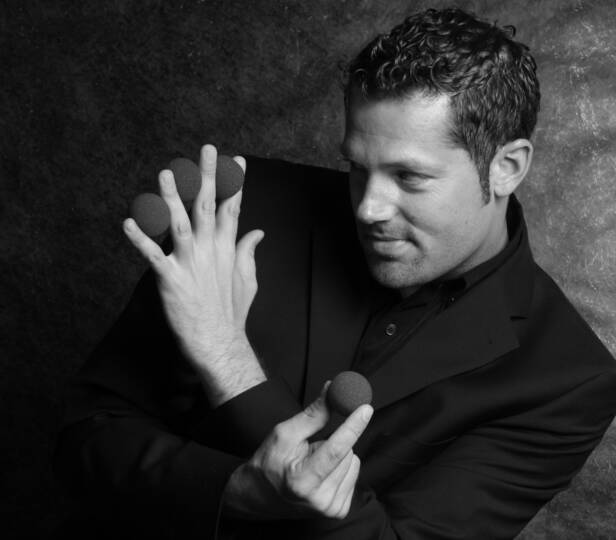 Er hat über 20 Jahre Erfahrung darin, das Publikum zu verzaubern: Der erfahrene Magier Daniel Jaag begeistert Kinder ebenso wie Erwachsene. Richtig zauberhaft wird es, wenn ihn seine Tochter Céline auf der Bühne unterstützt. 