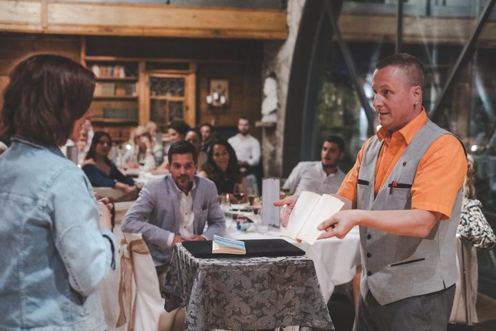 Tom Davis - Comedy - Entertainment Bei Erwin sitzt der Schalk überall. Seine Bühnenshow trifft mit Comedy und Zauberkunst mitten in den Lachnerv. Seine schnellen Gags, seine spontanen Aktionen und seine unfassbaren Showeinlagen bringen Hände vollautomatisch zum Klatschen. Wenn Erwin loslegt, bleibt kein Zwerchfell ruhig und kein Auge trocken. Machen Sie sich gefasst auf dreissig hoch amüsante Humorminuten. Spektakulär illusionär. Aberwitzig komisch. Diese Show bringt einen Hauch Las Vegas in Ihren Anlass. Ihr Publikum staunt sich durch ein temporeiches Showprogramm mit hochkarätigen Lachnummern.