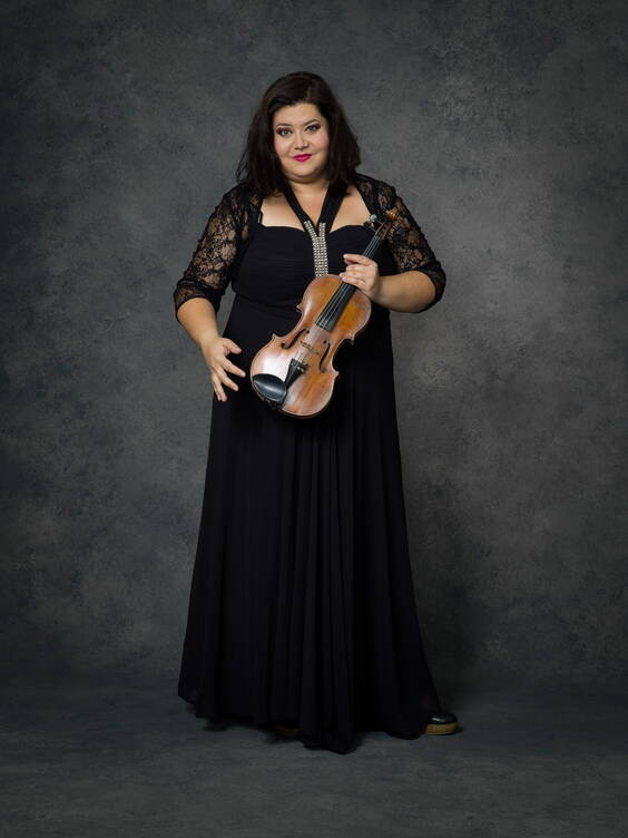 Zugpferd des Quartettes ist Zsuzsanna Falvai sie stammt aus einer Musikerfamilie, ihre Eltern und Grosseltern sind professionelle Berufsmusiker und Musikpädagogen. Zsuzsanna spielt seit ihrem 6. Lebensjahr Geige. Im Jahr 2005 hat die Geigerin an der Basler Musik-Akademie ihr Lehrdiplom in der Violinklasse von Prof.Thomas Füri absolviert.
