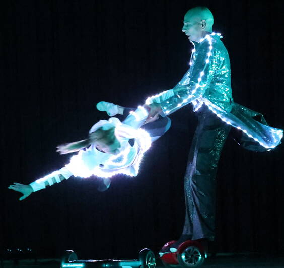 Das hat die Welt noch nicht gesehen das LED Hoverboard Duo,  vereint Theater, Multimedia und Artistik zu einem einzigartigen Bühnenspektakel. Eine raffinierte artistische Show. Die Show überlistet die Sinne, das Auge lernt anders zu sehen und der Verstand neu zu denken. 