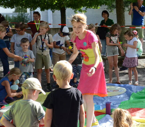 Kinder Geburtstage sind für Kinder ein unvergessliches Ereignis, welches auch später in Erinnerung bleiben wird. Es ist mir deshalb eine grosse Freude, ihr Kind an diesem ganz speziellen Tag mit meinem bunten Ideen verzaubern zu dürfen. Das Programm kann nach ihren Bedürfnissen und Wünschen angepasst werden.