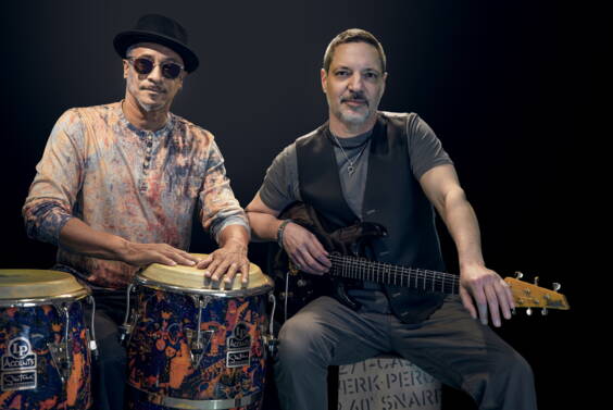 Das Duo nimmt Sie mit auf eine musikalische Weltreise mit viel Groove und Stil. Die Musiker haben zusammen über 70 Jahre Musikerfahrung. Hunderte von Events von Firmenfeiern, Privatanlässen, Hochzeiten bis zu Galas in verschiedenen 5-Sterne Hotel gehören zu Ihrer Erfahrung.