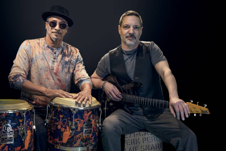Das Duo nimmt Sie mit auf eine musikalische Weltreise mit viel Groove und Stil. Die Musiker haben zusammen über 70 Jahre Musikerfahrung. Hunderte von Events von Firmenfeiern, Privatanlässen, Hochzeiten bis zu Galas in verschiedenen 5-Sterne Hotel gehören zu Ihrer Erfahrung.
