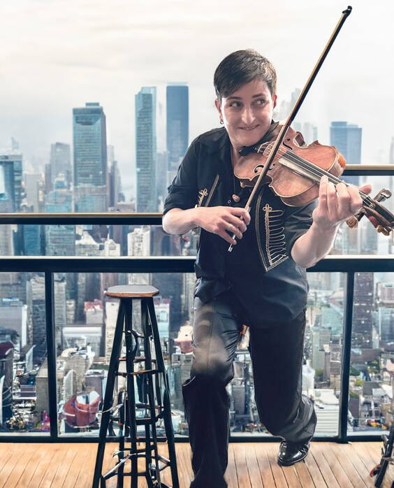 Ihre Performances verbinden die technische Raffinesse klassischer Musik mit der Energie und Leidenschaft der Folklore sowie modernen musikalischen Trends. Die virtuose Violinistin kombiniert ihr Können mit modernen elektronischen Beats, was ihren Stil unverwechselbar und zeitgemäss macht.