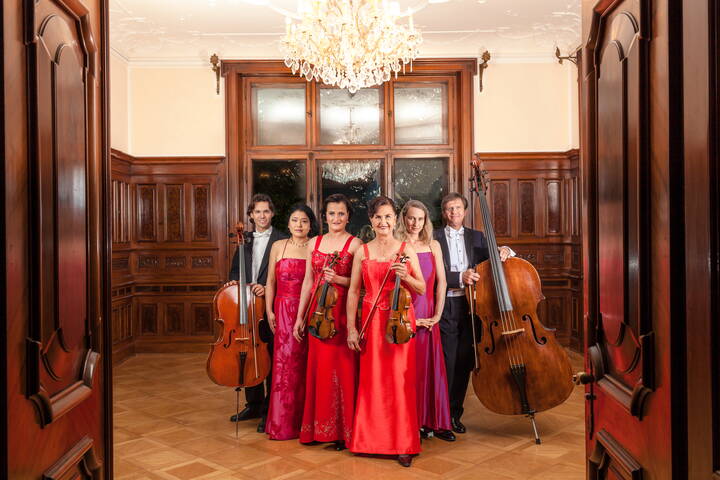 Die Zeit von ‚Boccherini’ bis hin zu den legendären ‚Glenn Miller Sounds’ geben jedem Event, die richtige Note. Flexibilität für jeden Event!Das Candle Light Orchestra ist bereits im Trio zu buchen. Für klassische Konzerte werden unsere langjährigen, hervorragenden Künstler in original Besetzung engagiert. Bälle benötigen eine Salonorchestra Besetzung um der Qualität gerecht zu werden. 