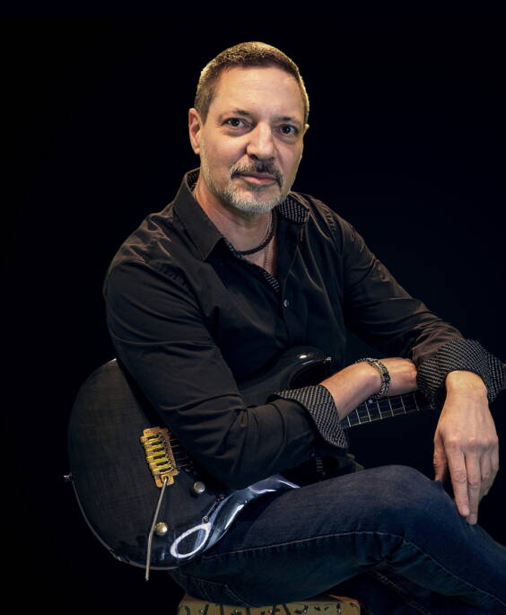 

Mit 8 Jahren hatte er das erste Mal ein mit Saiten bespanntes Holzstück in den Händen und seither nicht mehr losgelassen. Seine «Heroes», welche ihn inspirieren, sind Eric Clapton, JJ Cale, George Benson, Larry Carlton, Carlos Santana, Joe Bonamassa etc.  Unterstützt wird Krumi von meiner Loopstation bzw. sind die meisten Songs/Playbacks (Bass, Guitar, Percussion, BeatBox, Effects, usw.) von ihm persönlich eingespielt.

Nebst grossen Bühnen wie das Volkshaus oder Kaufleuten Zürich hat er während 35 Jahren hunderte von Events, Anlässen und Gala’s in der ganzen Schweiz bespielt. Es gibt wohl nur wenige Schlösser und 5-Sterne-Tempel, die er nicht von innen kennt. In seinem musikalischen Rucksack steckt eine grosse Menge Erfahrung.
