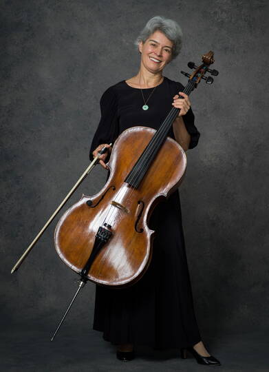 ANDREA VIZKELETY studierte zuerst in ihrer Basel an der Musikakademie beim Professor Heinrich Schiff und anschliessend an der Hochschule für Musik in Freiburg i. Br. weiterbildete und dort das Konzertdiplom erhielt.