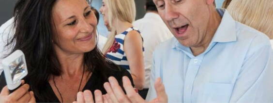 Ideal für: Firmen-Events & TeameventsPrivate Feste, Geburtstage, HochzeitenMessen, Märkte & Festivals Kundengeschenke oder VIP-Lounges​​​ Besetzung & Format (Flexibel & skalierbar für jeden Anlass)