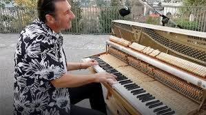 Seit 1993 präsentiert Nico Brina seine Boogie Woogie-, Blues- und Rock'n'Roll Show mit einem Schlagzeuger