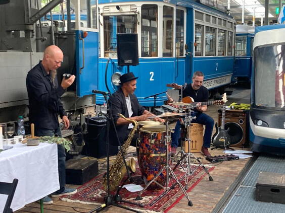 Das Duo spielt nie aufdringlich, mit angepasster Lautstärke verleiht das Duo Ihrem Anlass ein grooviges und stilvolles Ambiente. 