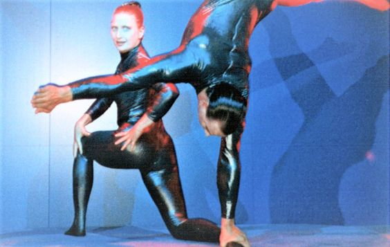 Das Duo überrascht mit modern und eigenwillig interpretierter Adagio-Akrobatik, die unter die Haut geht.