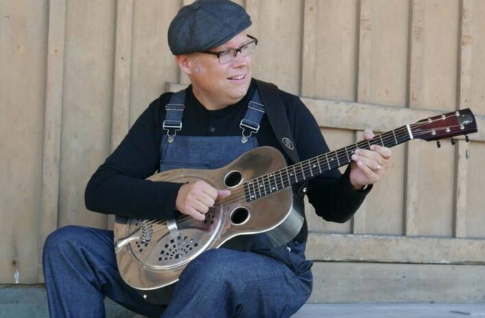 Live performance of Acoustic American Roots Music from the 1920s to the 1950s or „From the beginning of the prohibition to the day the music died”.