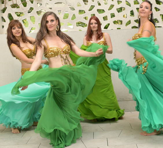 Einer der ganz grossen Choreographen, der ganz Ägypten bereiste und die folklore Tänze bühnentauglich machte war Mahmud Redha. Seine definierte Tanzsprache gilt noch bis heute als Grundlage des Orientalischen Tanzes. Mirjam unterrichtet ägyptische Folklore nach Mahmoud Redha, klassisch Orientalischer Tanz und Fantasy Stile im Fusion Bereich. 