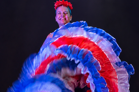 Cancan Show – Französischer Charme & Akrobatik der ExtraklasseCorinne ist professionelle Akrobatin, Tänzerin und Künstlerin sowie mehrfache Schweizermeisterin in Gymnastik und Sportakrobatik. Mit ihrer neuen Cancan‑Show bringt sie das unverwechselbare Flair des Pariser Varietés direkt auf Ihre Bühne. In original französischen Kostümen präsentiert Corinne eine mitreissende Mischung aus Tanz, Eleganz und beeindruckender Akrobatik. Die Show verbindet klassischen Cancan‑Esprit mit moderner Artistik und Corinnes charismatischer Bühnenpräsenz. Das Ergebnis ist eine lebendige, humorvolle und energiegeladene Performance voller französischer Lebensfreude, Esprit und Charme – und mit etwas Glück werden sogar Ihre Gäste Teil der Show. Aareagentur mailt Ihnen gerne auf Anfrage eine unverbindliche Offerte.