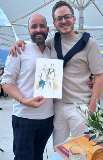 Bei Hochzeits‑Event zeigt sich, wie vielfältig und persönlich Live‑Illustration wirkt. Während die Gäste gezeichnet werden, entstehen zahlreiche kleine Momente echter Nähe – stille Augenblicke, in denen Menschen sich gesehen und wertgeschätzt fühlen. Einige Gäste geniessen es, im Mittelpunkt zu stehen. Mit Ruhe, Präsenz und Offenheit lassen sie Portraits entstehen, die ihren Charakter unmittelbar widerspiegeln.