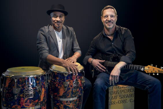 Das Duo spielt Musik für Ihren Event – gepflegt, stilvoll und groovig. Die kleine Band spielt für Sie verschiedene eigene instrumentale Improvisationen wie auch Covers aus den Bereichen Jazz, Blues, Funk  Latin, Lounge und World Music. Sie hören bei Groove`n Loops Einflüsse von Eric Clapton, JJ Cale, George Benson, Larry Carlton, Carlos Santana, Joe Bonamassa uvm. 