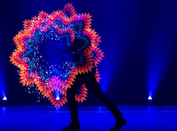 Die Lichter erlöschen und plötzlich wirbeln bunte LED-Poi auf der Bühne umher. Viola betritt mit ihrer Lichtjonglage neue Wege und zeigt wie modern Jonglage sein kann.​Die LED-Poi bieten viele fantastische Effekte, die das Publikum ins Staunen versetzen. Viola zeichnet mit ihren Poi wie von Zauberhand wunderschöne Lichtbilder in die Luft.​Möchten Sie ihr Logo erleuchtet sehen, fragen Sie gerne nach. Die Artistin bemüht sich Ihre Wünsche ins richtige Licht zu stellen.