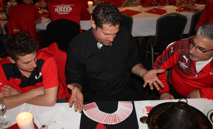 Bühnenshow - Vorhang auf, Showtime!Zauberer Daniel, nicht der Mann im Glitzerkostüm mit großen Zauberkisten, Hase im Zylinder, verschwindenden Elefanten (er zaubert nämlich vegan), sondern der sympathische Kerl von nebenan, der mit einer gehörigen Portion Wortwitz und Situationskomik sein Publikum begeistert und verblüfft. Bei Zauberer Daniel dürfen Sie immer nur die Hälfte glauben – die Frage ist… welche Hälfte! 