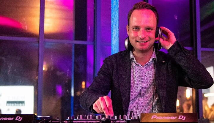 Warum DJ Maik die richtige Wahl istProfessioneller Event DJ mit langjähriger ErfahrungPerfekt abgestimmter Musikmix für jede Phase des EventsIndividuelle Musikwünsche jederzeit möglichHochwertige Ton‑ und LichttechnikZuverlässig, stilsicher und flexibel. DJ buchen – einfach, professionell, unkompliziert.