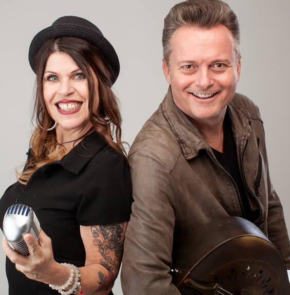 Suchen Sie noch eine passende Live Musik Band für Ihren Anlass ? Dann sind Sie hier genau richtig! Diese coole Live Band spielen Musikperlen aus den 50/60/und 70iger Jahren. Das Musik Duo/oder Trio rockt das Publikum und bringt die Zuhörer in Partystimmung. 