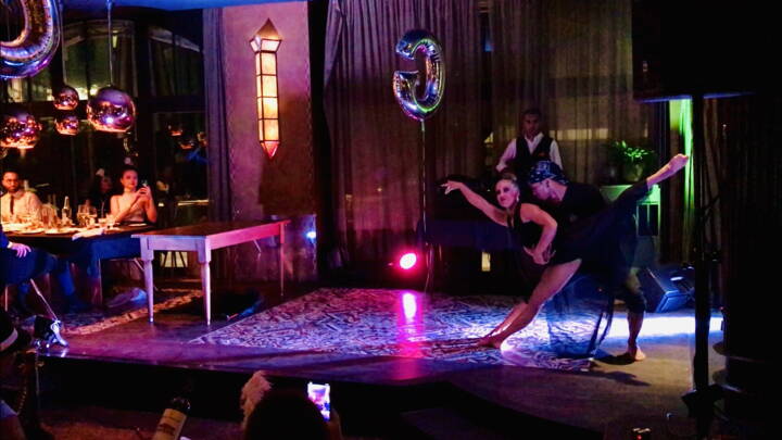 Sie ist mehrfache Schweizermeisterin in der Akrobatik und international mit Artistenpreisen ausgezeichnet. 