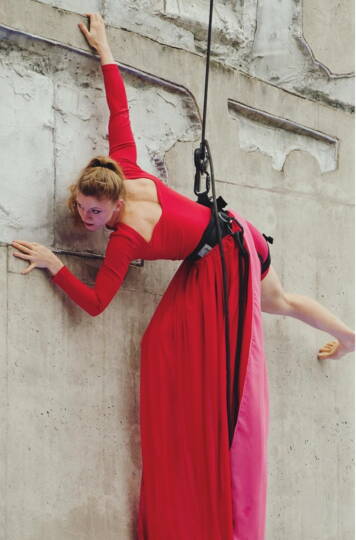 Rebekka Gather arbeitet mit höchsten Sicherheitsstandards. Die Installation der Vertical Dance Seile wird für jede Vorstellung vor Ort individuell eingerichtet. Auch die Choreographien werden dem jeweiligen Ort angepasst. Um das Sicherheitskonzept und die Choreographie vorzubereiten, ist eine Besichtigung der Location zusammen mit dem Industriekletterer mit ca. 3 Monaten Vorlauf zu empfehlen. Jede Vorstellung benötigt einen Probentag vor Ort. 