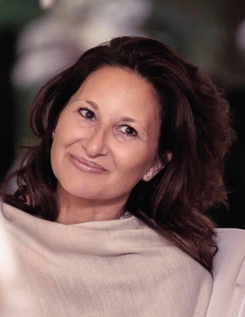 Wie alles begann – mein Weg zur Handanalyse Meine erste Handanalyse erlebte ich Anfang 2003. Vom ersten Augenblick an war ich tief fasziniert – von dem innersten, zugleich empirischen Wissen, das sich in meinen Händen, meinem Körper und meiner Seele offenbarte. Diese Erfahrung berührte mich nachhaltig und veränderte mein Leben grundlegend.​Ich fühlte mich unmittelbar und bis heute hingezogen zu dieser non-verbalen Sprache „hinter dem Sichtbaren“, die so viel mehr erzählt als Worte. Mit einer Mischung aus Ehrfurcht und Dankbarkeit öffnete ich mich immer tiefer für dieses jahrtausendealte Wissen – eine praktische Lebenshilfe, die mich von innen heraus nährte. Gegen alle wirtschaftlichen und gesellschaftlichen Überzeugungen in meinem Umfeld folgte ich meinem inneren Ruf und liess mich am International Institute of Hand Analysis von Richard Unger zur Dipl. Handanalystin ausbilden. So begann ein aussergewöhnlicher, aber zutiefst stimmiger und erfüllender Weg – mit einem ersten Schritt, der alles veränderte.​