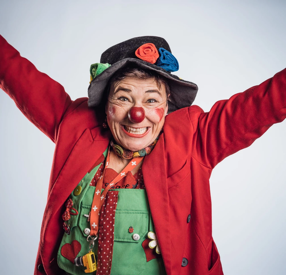 Suchen Sie für Ihren Kinderanlass noch eine Clownin dann sind Sie hier genau richtig. Die Clownin Gigeli ist ein Highlight für jedes Kinderfest! Sie bietet Abwechslungsreiche Unterhaltung für Kinder u. Erwachsene. Das Angebot ist für Kinder im Alter zwischen 4 und 11 Jahren geeignet.