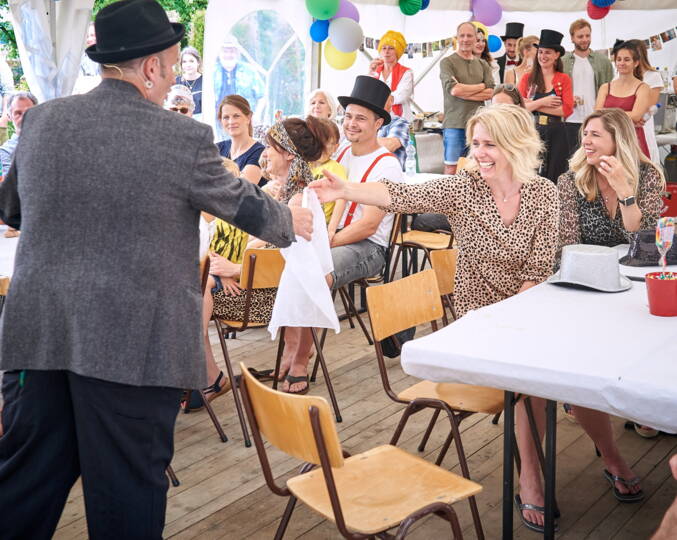 Freche, witzige Zauberei, wie man sie kennt, aber dennoch nie gesehen hat