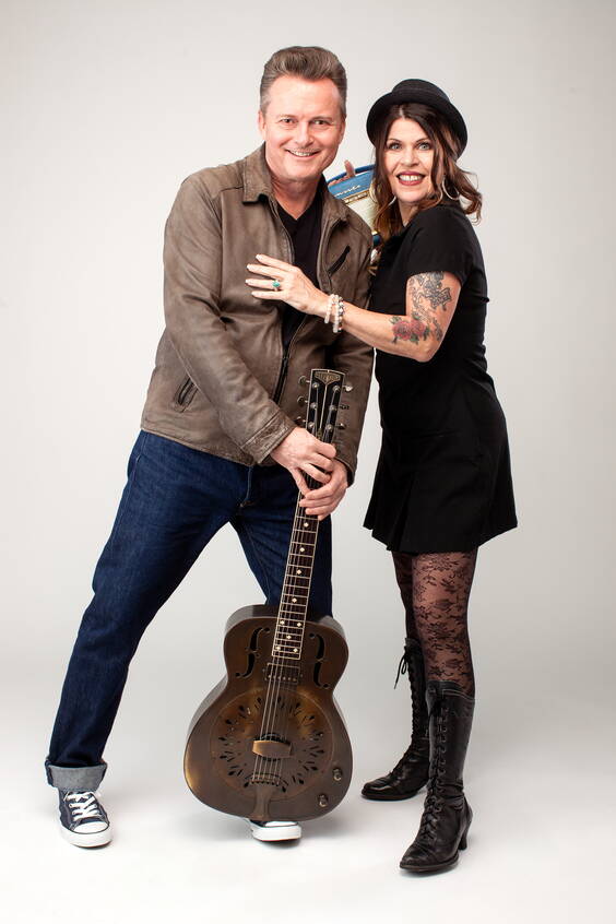 Mit MR. & MRS. BABY, Engagieren Sie eine Party - Coverband aus der Schweiz.

Unser Musikstil: Wir spielen das Beste aus den 50iger, 60iger & 70iger Jahre. Die Berufsmusiker sorgen mit einem riesigem Repertoire an Ihrer Hochzeit, Firmenanlass, Geburtstagsfest, Rock 'n Roll Party, Konzert oder wo es auch immer etwas zu Feiern gibt, für Top Stimmung und Unterhaltung Pur. Wir verfügen über drei verschiedene Grössen von PA - Anlagen um Ihren Anlass Optimal zu Beschallen. Sie müssen sich also nicht mehr darum kümmern und haben keine Zusatzkosten für die Technik. 