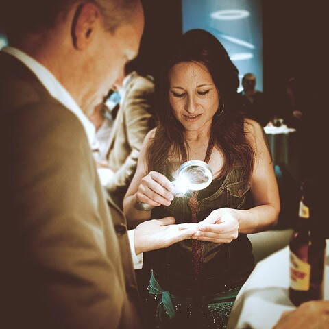 Was Gäste erwartet: Kurze, persönliche Handanalysen (7–10 Minuten) Mit Feingefühl, Humor und psychologischer Tiefe. Auf Wunsch mit Erinnerungs-Karte für jede Person Gesprächsstoff & Überraschung garantiert 