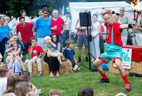Gili – Clown, Jongleur und Zirkuskünstler für die ganze FamilieSuchen Sie Unterhaltung, die Kinder und Erwachsene gleichermassen begeistert? Etwas, das direkt ins Herz geht – mit Humor, Fantasie und viel Bewegung? Dann ist Gili genau der Richtige. Mit über 20 Jahren Bühnenerfahrung, einem alten Zirkus-Arbeitskasten und einer Vorliebe für das Unerwartete, verwandelt Gili jeden Ort in eine kleine, leuchtende Zirkuswelt. Seine Show verbindet moderne Clownerie, visuelle Komik, Jonglage und absurdes Objekttheater – stets mit viel Nähe zum Publikum und noch mehr Seele.